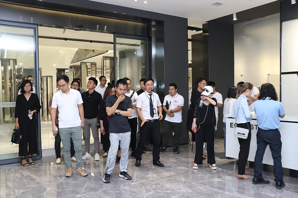 廣州設計師們參觀暗网APP下载网址展廳